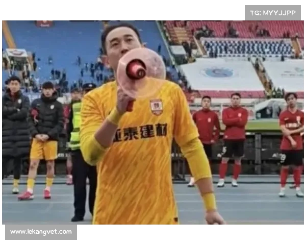 韩子龙重返南岭动情致谢:熟悉的味道,永远的家!亚泰球迷高呼 “欢迎回家” 韩子龙重返南岭动情致谢:熟悉的味道,永远的家!亚泰球迷高呼 “欢迎回家”
